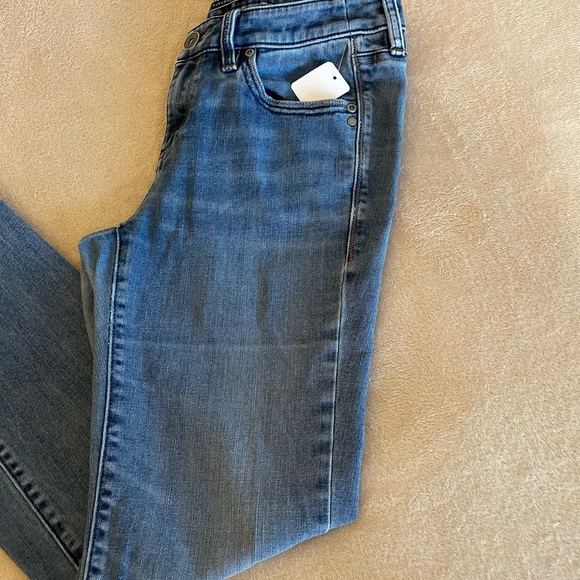 Tommy Bahama Straight Leg Mid Rise Jeans - Size 6 - Picture 2 of 11